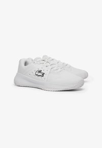 Scarpe da ginnastica bianche realizzate in mesh traspirante, con un design testurizzato, punta rotonda, chiusura con lacci e un accento di logo nero.