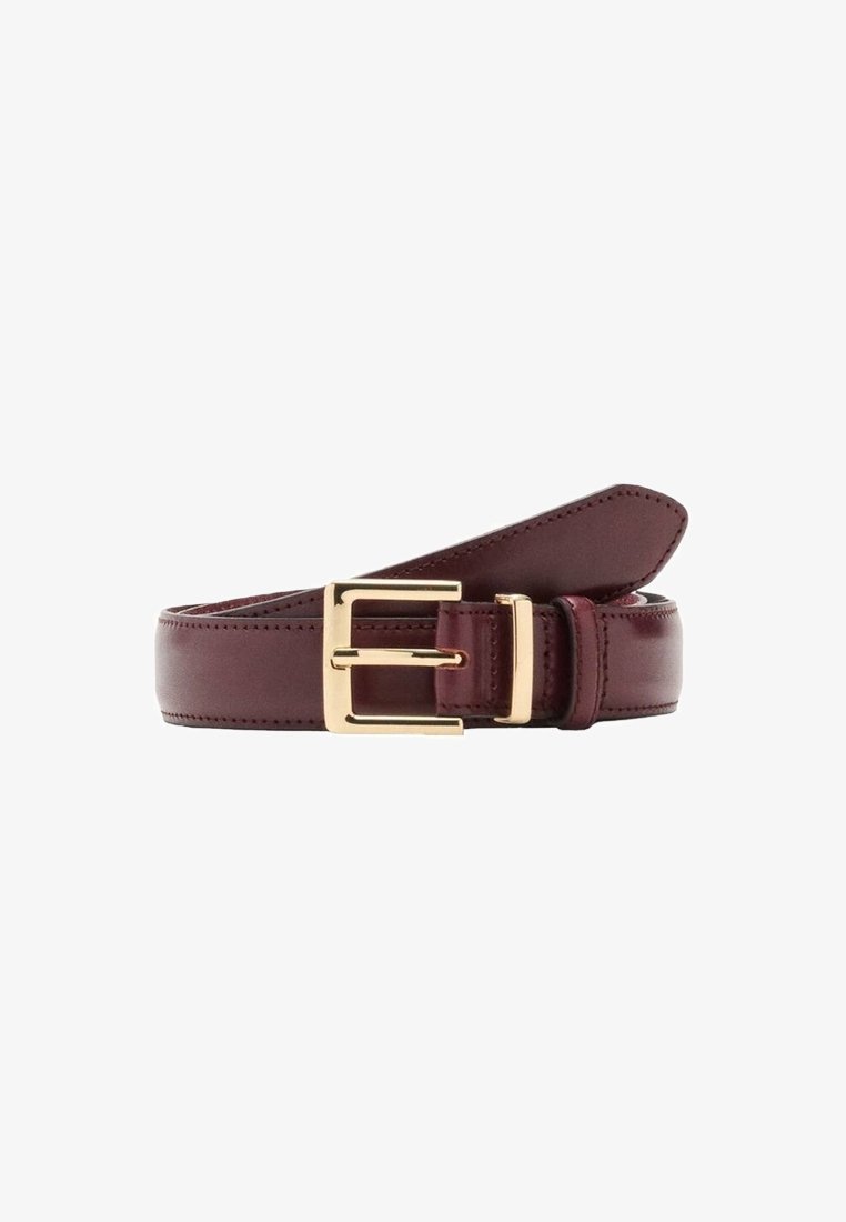 Ceinture en cuir marron roulée avec boucle rectangulaire dorée et passant assorti, montrant une couture détaillée le long des bords.