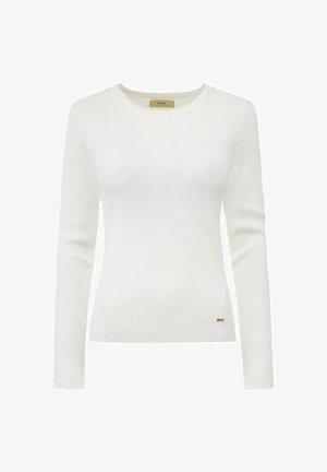 Biały, prążkowany sweter z długim rękawem, o okrągłym dekolcie i wąskim kroju, z małym złotym logo marki przy dolnym brzegu.
