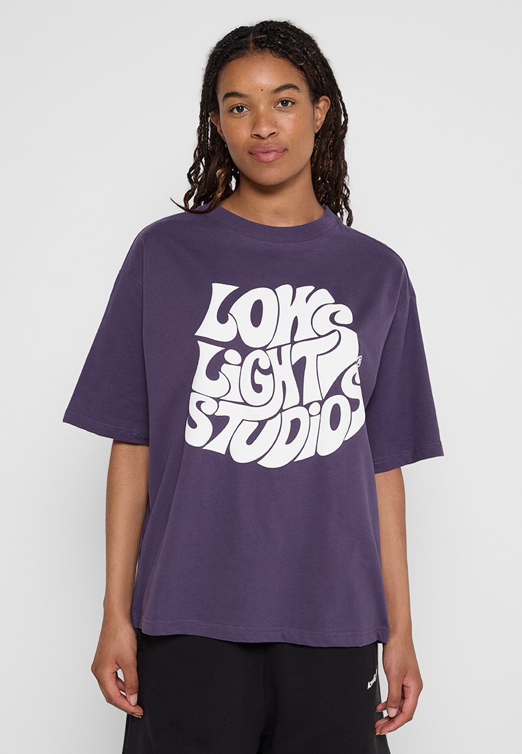 LOW LIGHTS STUDIOS® T-shirt print donkergroen