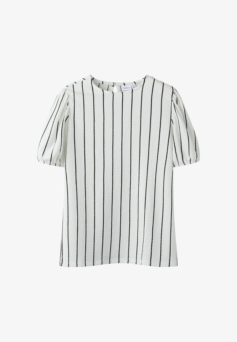 Top blanco texturizado con rayas verticales negras, escote redondo y mangas cortas abullonadas. Diseño versátil apto para diversas ocasiones.