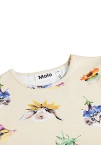 Bērnu bēšas krekls ar jautrām dzīvnieku sejas, kas valkā krāsainas ziedu cepures, tostarp truša, kaķa, vardes un pīles.