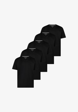 Vijf effen zwarte V-hals T-shirts met korte mouwen, in een verspringende rij overlappend gerangschikt.