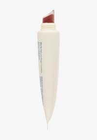 Tubetto di burrocacao con balsamo rosso-bruno inclinato e esposto, confezione bianca con testo blu su sfondo bianco.