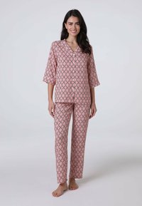 Set di pigiama rosa a due pezzi con motivi geometrici. La parte superiore presenta una chiusura a bottoni e maniche a 3/4, mentre i pantaloni sono a gamba dritta.