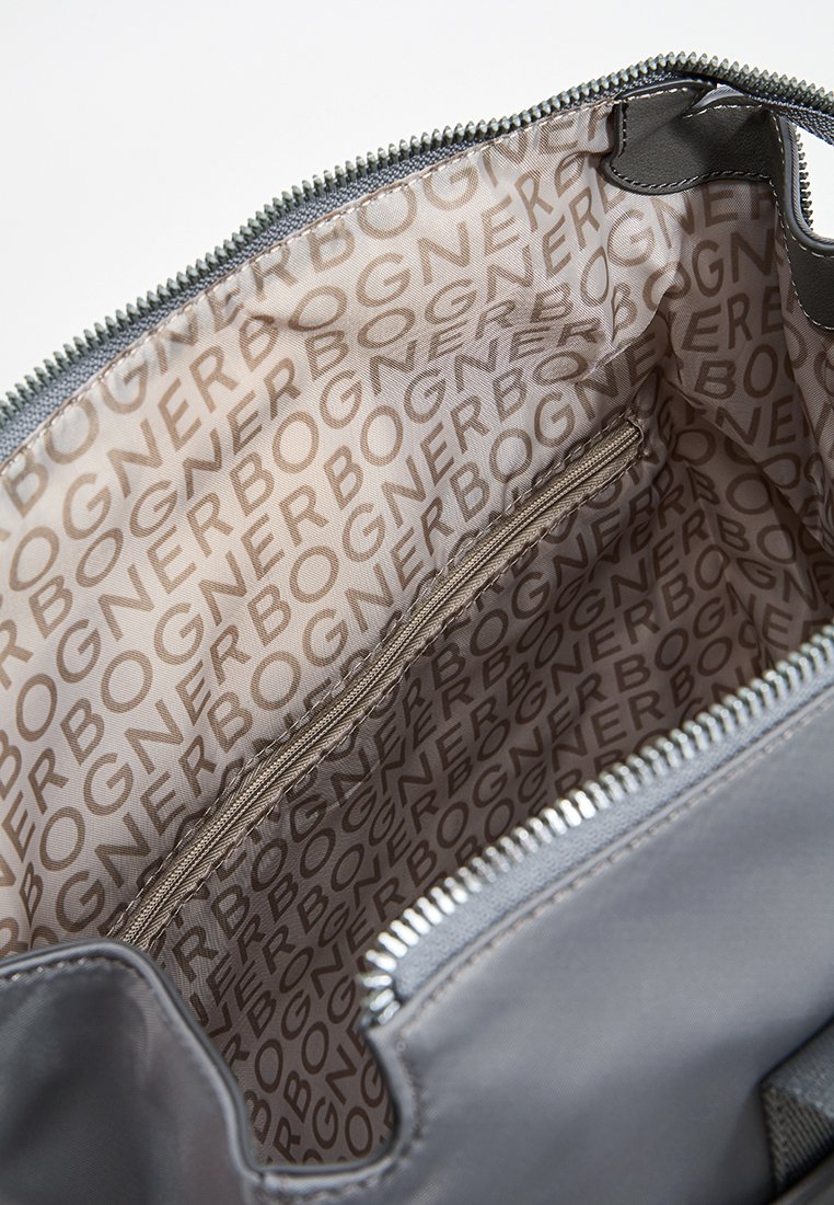 Graue Handtasche mit Reißverschluss, die ein geräumiges Innenleben aus einem beigefarbenen, mit Logo-Muster versehenen Stoff und eine kleine Reißverschlusstasche bietet.