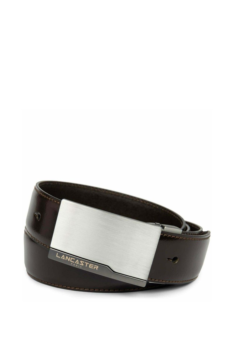 Ceinture en cuir marron avec une boucle métallique argentée élégante. Présente une finition brossée, des coutures discrètes et un détail de logo sur la boucle.