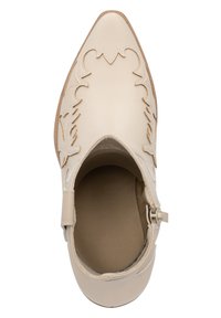Botín de cuero beige hasta el tobillo con punta afilada, diseño decorativo de cortes, cierre de cremallera lateral y suela de goma marrón. Textura suave.