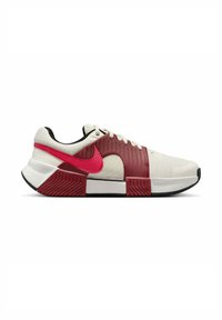 Sneaker con una tomaia in rete bianca, sovrapposizioni in gomma bordeaux, dettagli neri e un logo Nike rosa prominente sul lato.