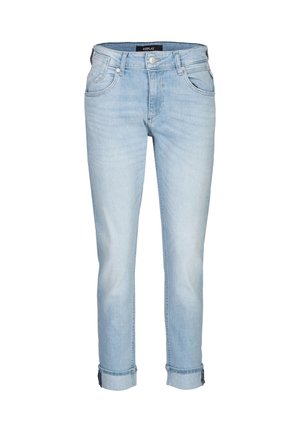 Jeans en denim bleu clair avec revers retroussés, poches avant, fermeture à boutons et une étiquette visible "REPLAY" sur la ceinture.