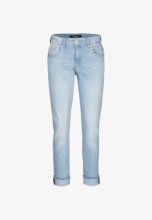 Lichtblauwe spijkerbroek met opgerolde pijpen, voorzakken, knoopsluiting en een zichtbare "REPLAY"-label op de tailleband.