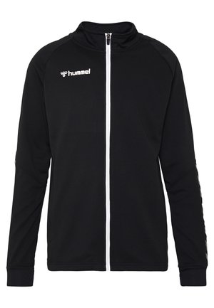 Schwarze Zip-Up-Jacke aus strukturiertem Stoff mit einem weißen Reißverschluss und Logo auf der Brust, versehen mit kontrastierenden weißen Streifen an den Ärmeln.