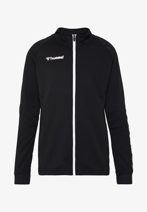 Schwarze Zip-Up-Jacke aus strukturiertem Stoff mit einem weißen Reißverschluss und Logo auf der Brust, versehen mit kontrastierenden weißen Streifen an den Ärmeln.