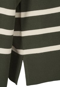 Maglione verde a maglia con righe bianche orizzontali, orlo a costine e spacchi laterali per facilitare i movimenti. Texture morbida e design strutturato.