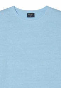 Hellblaues, lässiges T-Shirt mit Rundhalsausschnitt und einem schwarzen "OLYMP Casual M"-Label am Kragen.