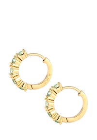 Guldörhängen i form av hoops med gröna ädelstenar i en kroninställning, med en slät och polerad yta samt en rundad design.