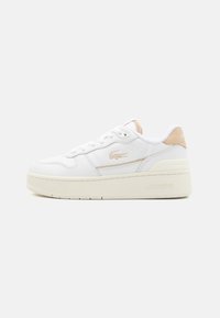 Hvite lærersneakers med strukturert hvit midtsåle, beige detaljer på hælen og gull Lacoste-logo på siden.
