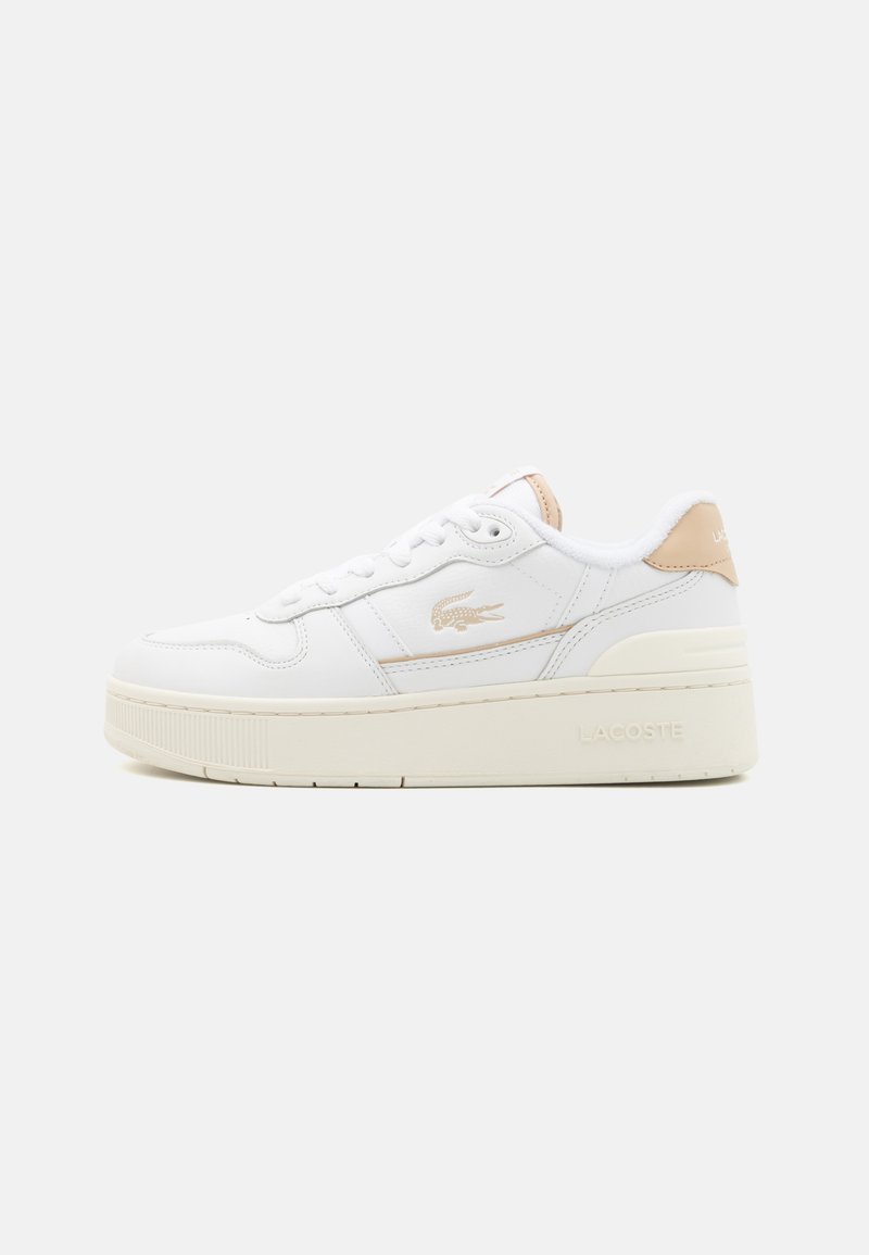 Hvite lærersneakers med strukturert hvit midtsåle, beige detaljer på hælen og gull Lacoste-logo på siden.
