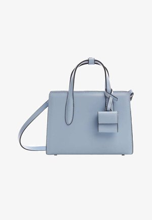 Bolso de cuero azul claro con diseño estructurado, doble asa superior, correa para el hombro desmontable y pequeño llavero a juego.