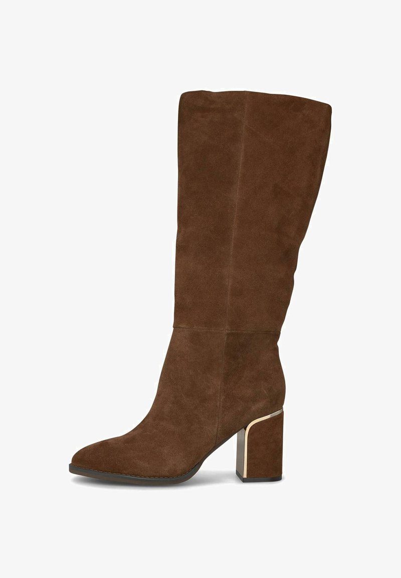 Stivale alto in suede marrone con stelo dritto, punta affusolata e tacco a blocco spesso con un accento dorato alla base.