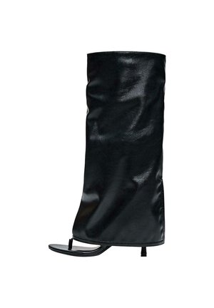 Crna sandala na visoku petu s otvorenim prstima i visokim, labavim debelim šahtom od umjetne kože koji seže do sredine lista.
