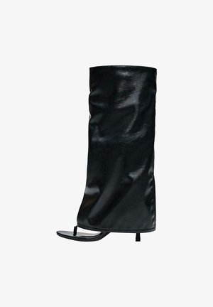 Sandale negre cu toc înalt, cu vârf deschis, cu tija de cizmă din piele ecologică moale, care se ridică până la mijlocul gambei.