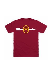 Mørkerød bomulds t-shirt med en hvid pil og et gult skjold med et chevron-mønster centreret på fronten. Klassisk crew neck-design.