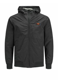 Giacca leggera nera con cappuccio, zip frontale, polsini elasticizzati e un piccolo logo arancione sul lato sinistro del petto. Tessuto liscio e resistente all'acqua.