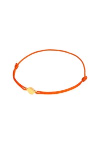 Orange snoddarmband med en central guld cirkulär accent, med knutstängningar på båda sidor. Slät textur genom hela armbandet.