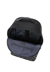 Zaino a scacchi nero e grigio con manico superiore, completamente aperto con il flap che rivela un interno scuro e una tasca interna con zip.