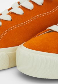 Last Resort AB VM003 SUEDE LO UNISEX jasny brąz