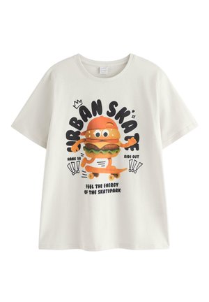 Hvid T-shirt med en tegneserie-cheeseburger iført kasket, der kører på skateboard, og teksten "Urban Skate," "Hang 10," og "Føl energien fra skateparken."