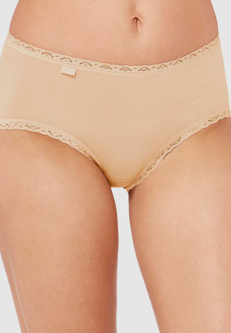Beige Baumwollslips mit Spitzenbesatz, glatter Textur und mittelhohem Schnitt. Dekorativer gewellter Rand entlang des Bundes und der Beinausschnitte.