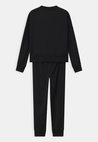 Chándal negro con sudadera de cuello redondo y cintura elástica. Cuenta con mangas largas y pantalones ajustados. Tejido suave y elástico.