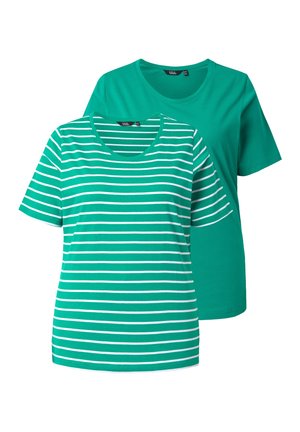 Dwie zielone koszulki z krótkim rękawem i okrągłym dekoltem, jedna jednolita zielona, druga zielona z białymi poziomymi paskami, pokazane nałożone na siebie.