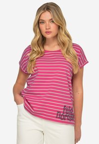 Camiseta de manga corta a rayas rosa y gris, corte relajado, con el texto "fulda nordisk" en negro en la parte inferior. Tejido de mezcla de algodón suave.