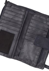 Skórzany portfel w ciemnoniebieskim kolorze z wieloma kieszonkami na karty, zamykaną kieszonką oraz gładką fakturą. Posiada wytłoczony logo oraz podszewkę z tkaniny.