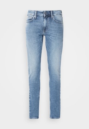 Světle modré džíny v slim fit střihu, s klasickým pětipocket designem, zapínáním na knoflík a jemným odřením pro vzhled opotřebení.