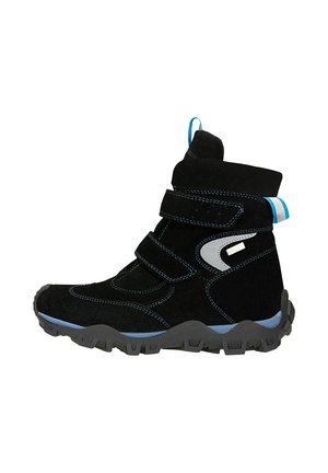 Schwarze Wildleder-Stiefelette mit blauen Akzenten, Klettverschlüssen, kontrastierenden Nähten und einer robusten Gummisohle mit strukturiertem Muster.