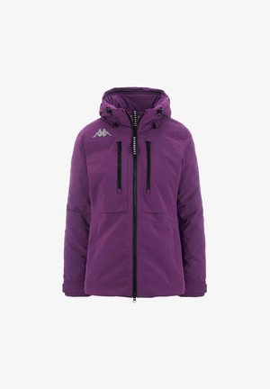 Giacca isolante viola con zip frontale, doppie tasche frontali, cappuccio regolabile e accessori neri a contrasto con logo sul petto.