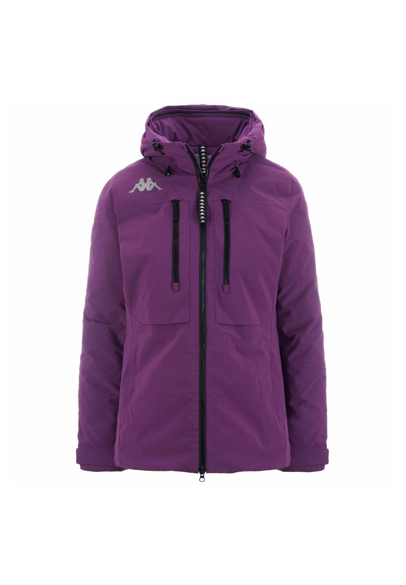 Giacca isolante viola con zip frontale, doppie tasche frontali, cappuccio regolabile e accessori neri a contrasto con logo sul petto.