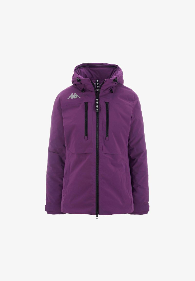 Giacca isolante viola con zip frontale, doppie tasche frontali, cappuccio regolabile e accessori neri a contrasto con logo sul petto.