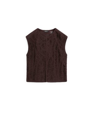 Tmavě hnědá texturovaná vesta bez rukávů s nepravidelnými roztrhanými vzory a kulatým výstřihem, položená na bílém pozadí.