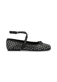 Scarpa da balletto nera con punta tonda, con dettagli in disegno di occhielli argentati e un cinturino alla caviglia. Materiale liscio con suola piatta e leggero accento a fiocco.
