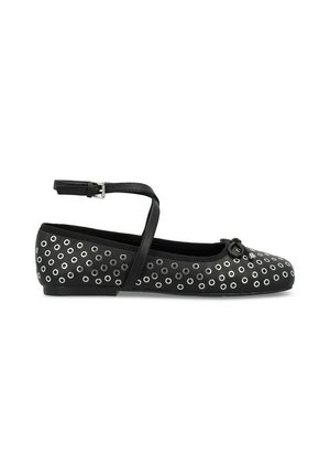 Scarpa da balletto nera con punta tonda, con dettagli in disegno di occhielli argentati e un cinturino alla caviglia. Materiale liscio con suola piatta e leggero accento a fiocco.