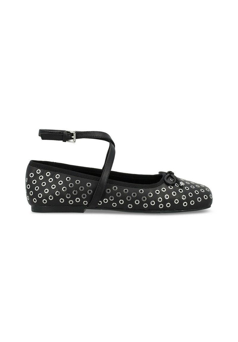 Scarpa da balletto nera con punta tonda, con dettagli in disegno di occhielli argentati e un cinturino alla caviglia. Materiale liscio con suola piatta e leggero accento a fiocco.