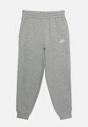 SPORTSWEAR CLUB FLEECE - Teplákové kalhoty - dark grey heather/base grey/white