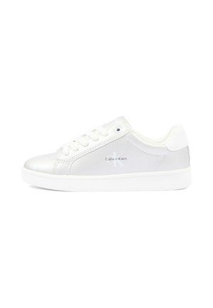 Sneaker Calvin Klein bianco basso con lacci, logo discreto sul lato e suola in gomma.