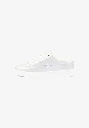 Sneaker Calvin Klein bianco basso con lacci, logo discreto sul lato e suola in gomma.