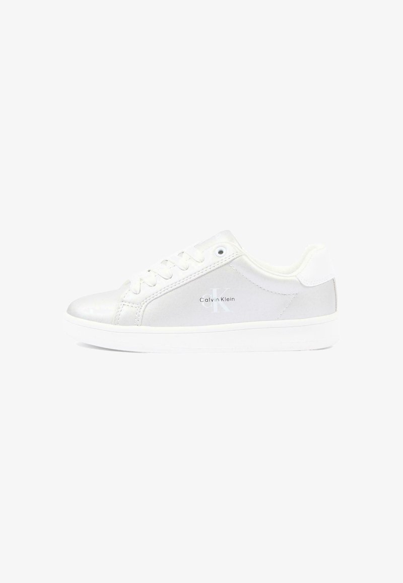Sneaker Calvin Klein bianco basso con lacci, logo discreto sul lato e suola in gomma.